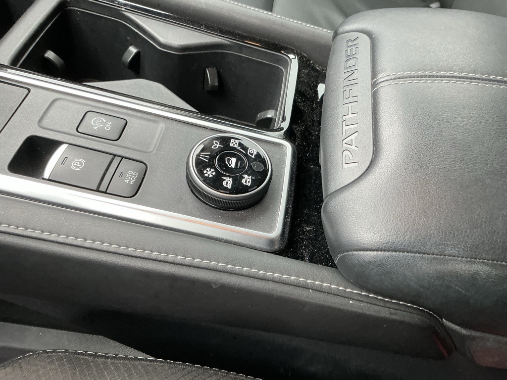 2023 Nissan Pathfinder SL photo 2