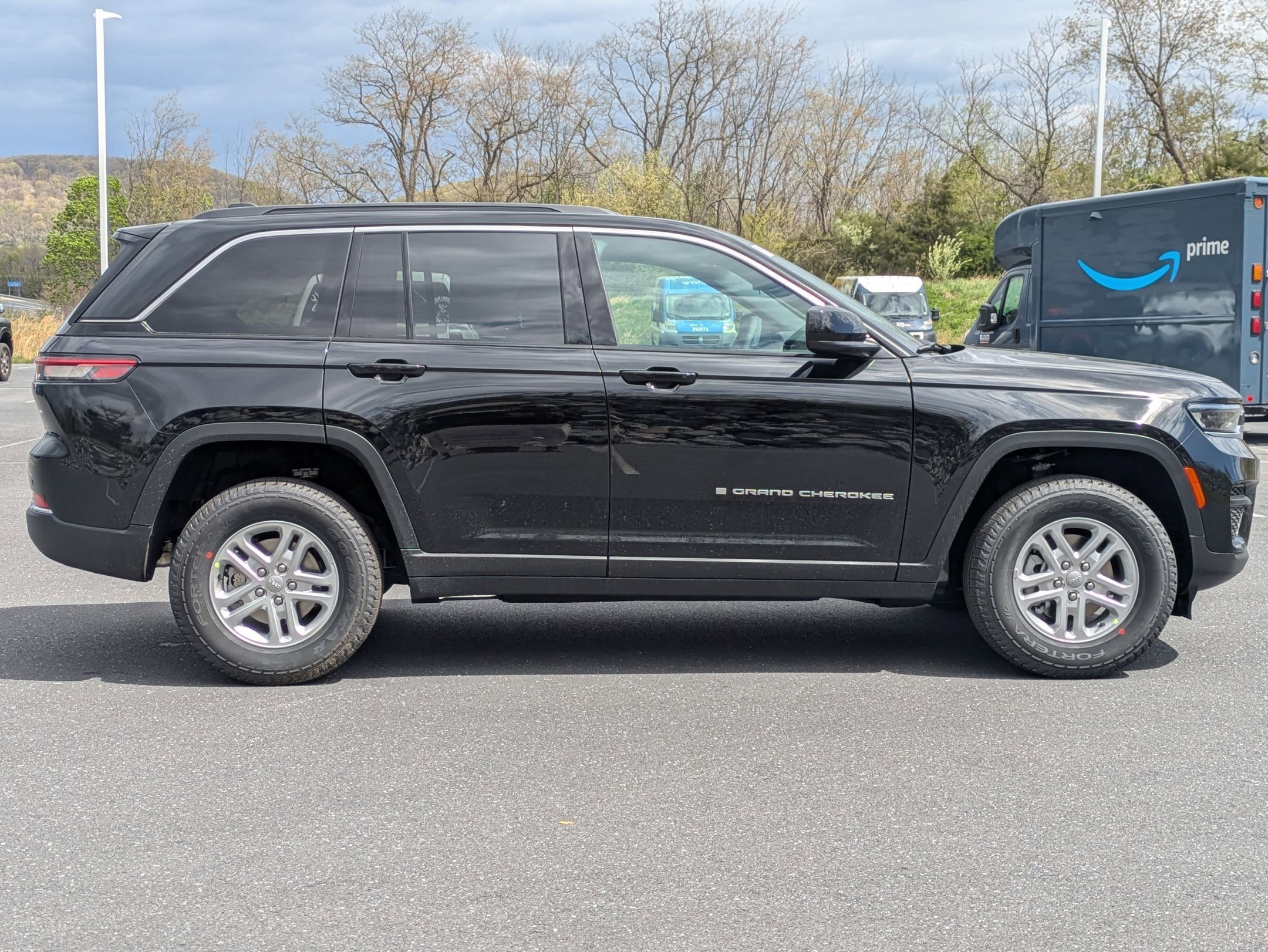 2025 Jeep Grand Cherokee Laredo photo 3