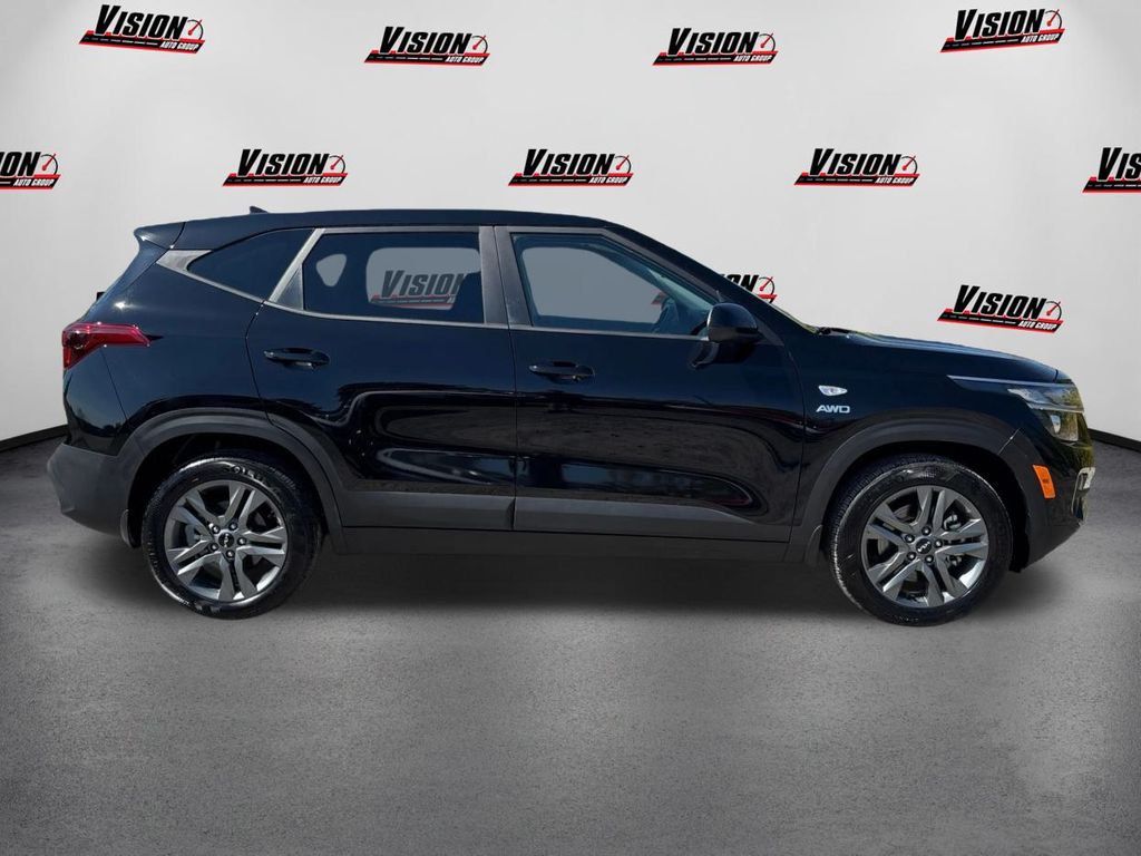 2023 Kia Seltos LX photo 4