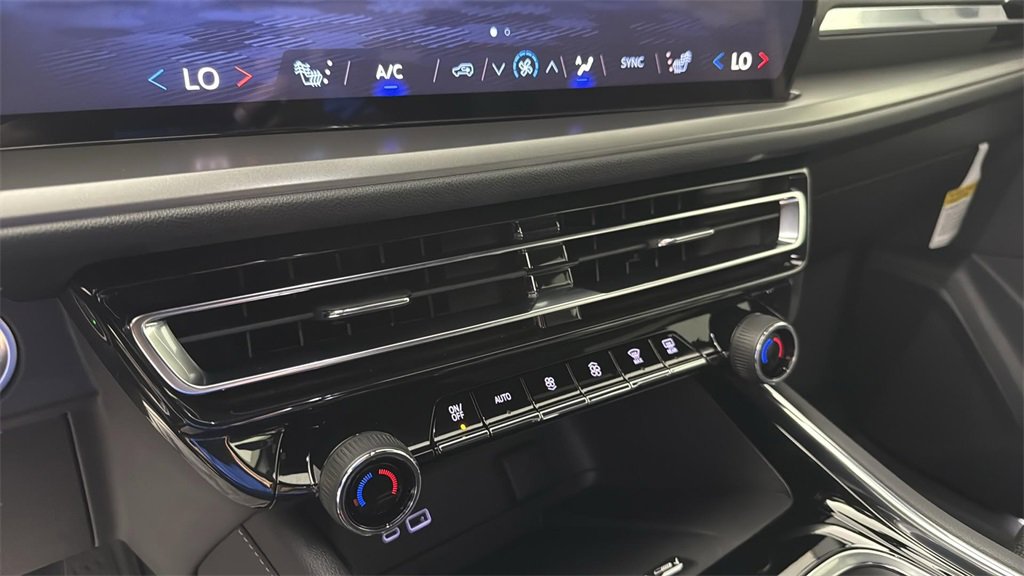 2025 Chevrolet Traverse photo 21