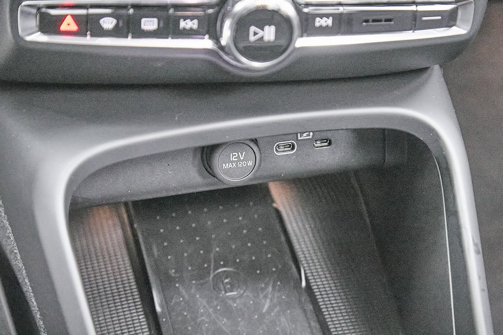2024 VOLVO XC40 - Image 16