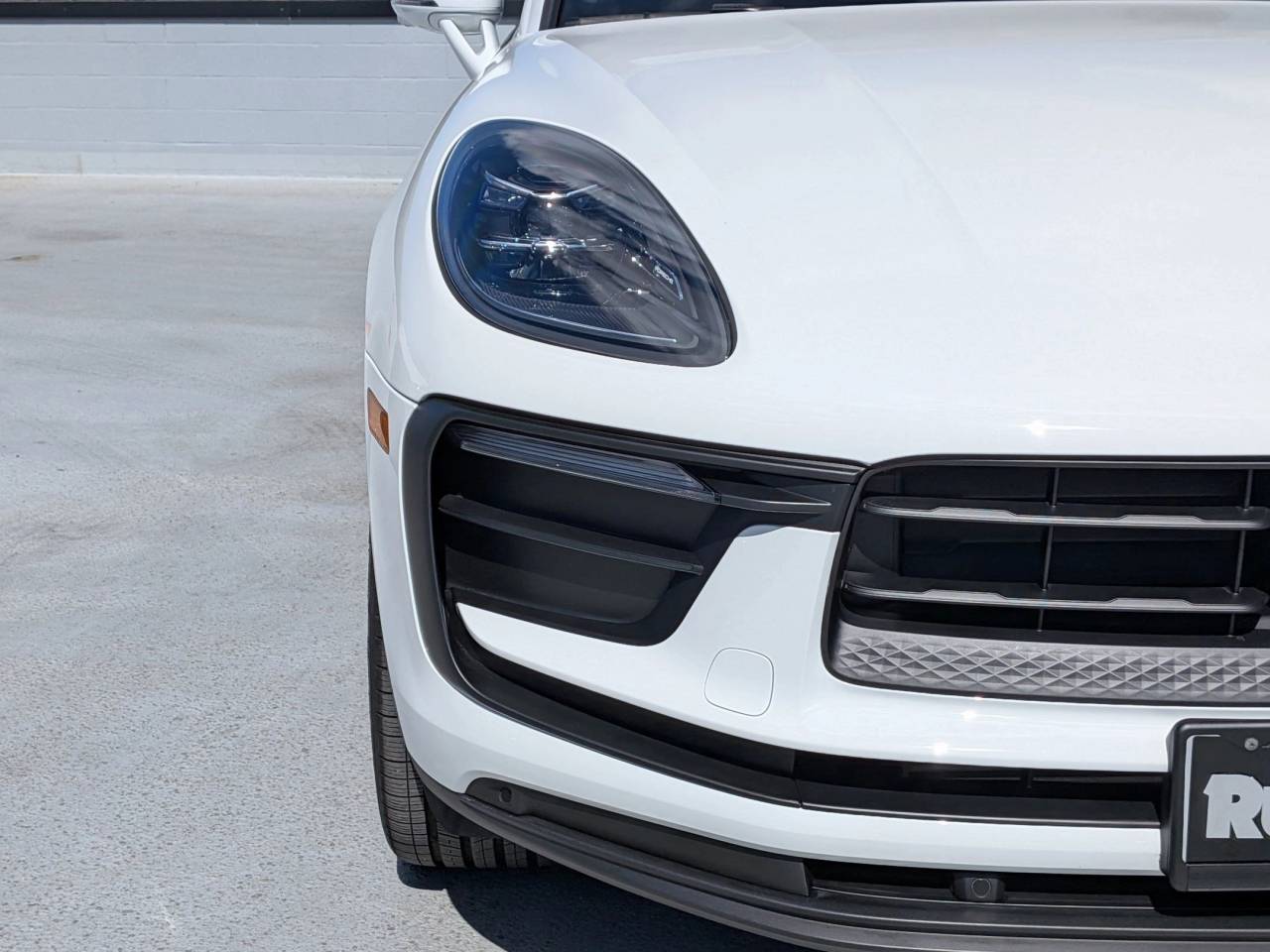 2025 Porsche Macan Base photo 12