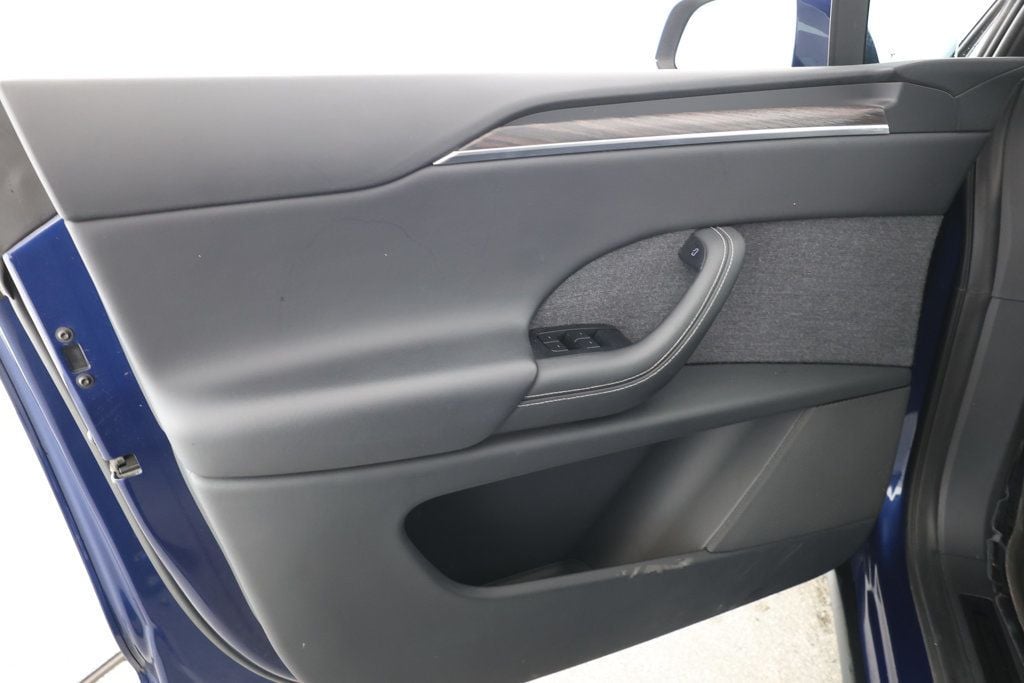 2022 Tesla Model X photo 11