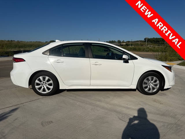 2021 Toyota Corolla LE photo 2