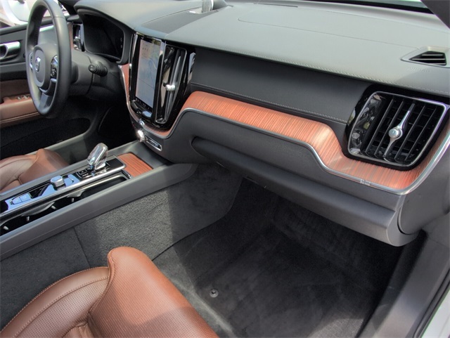 2023 Volvo XC60 B5 Ultimate photo 15