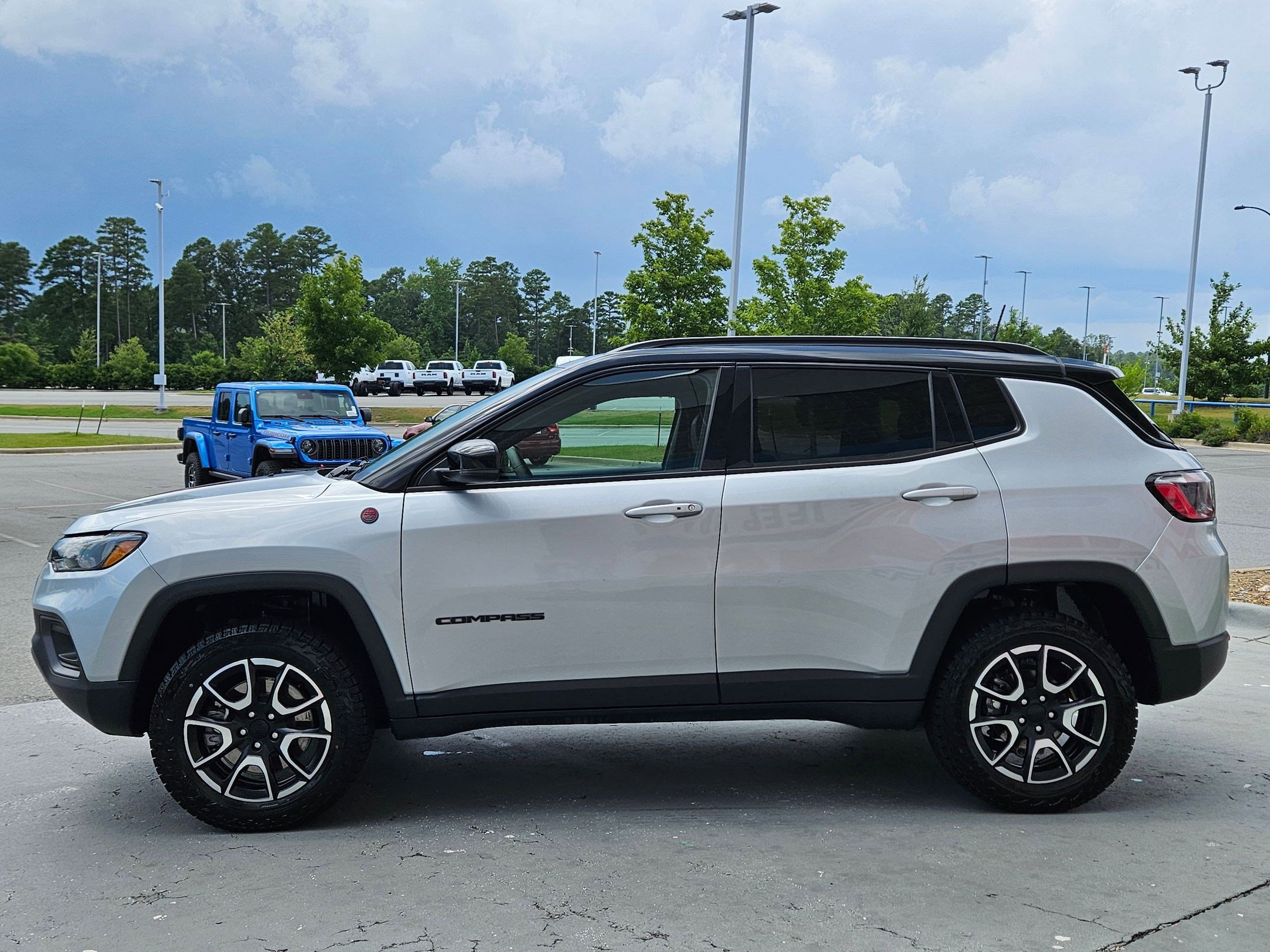 2024 Jeep Compass Trailhawk photo 2