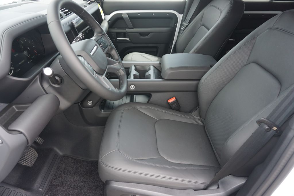 2025 Land Rover Defender 130 X-Dynamic SE photo 18