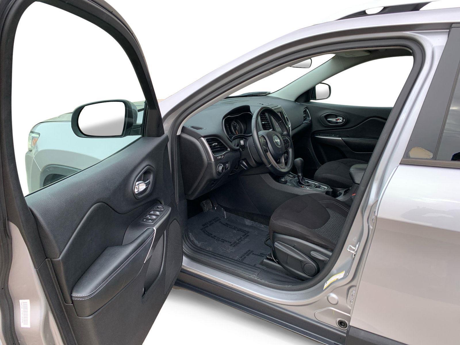 Used 2020 Jeep Cherokee Latitude with VIN 1C4PJMCB4LD532770 for sale in Kansas City