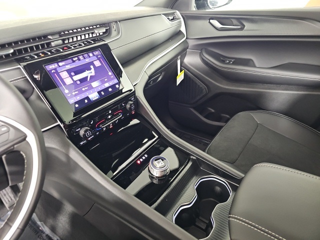 2025 Jeep Grand Cherokee Laredo Altitude photo 22