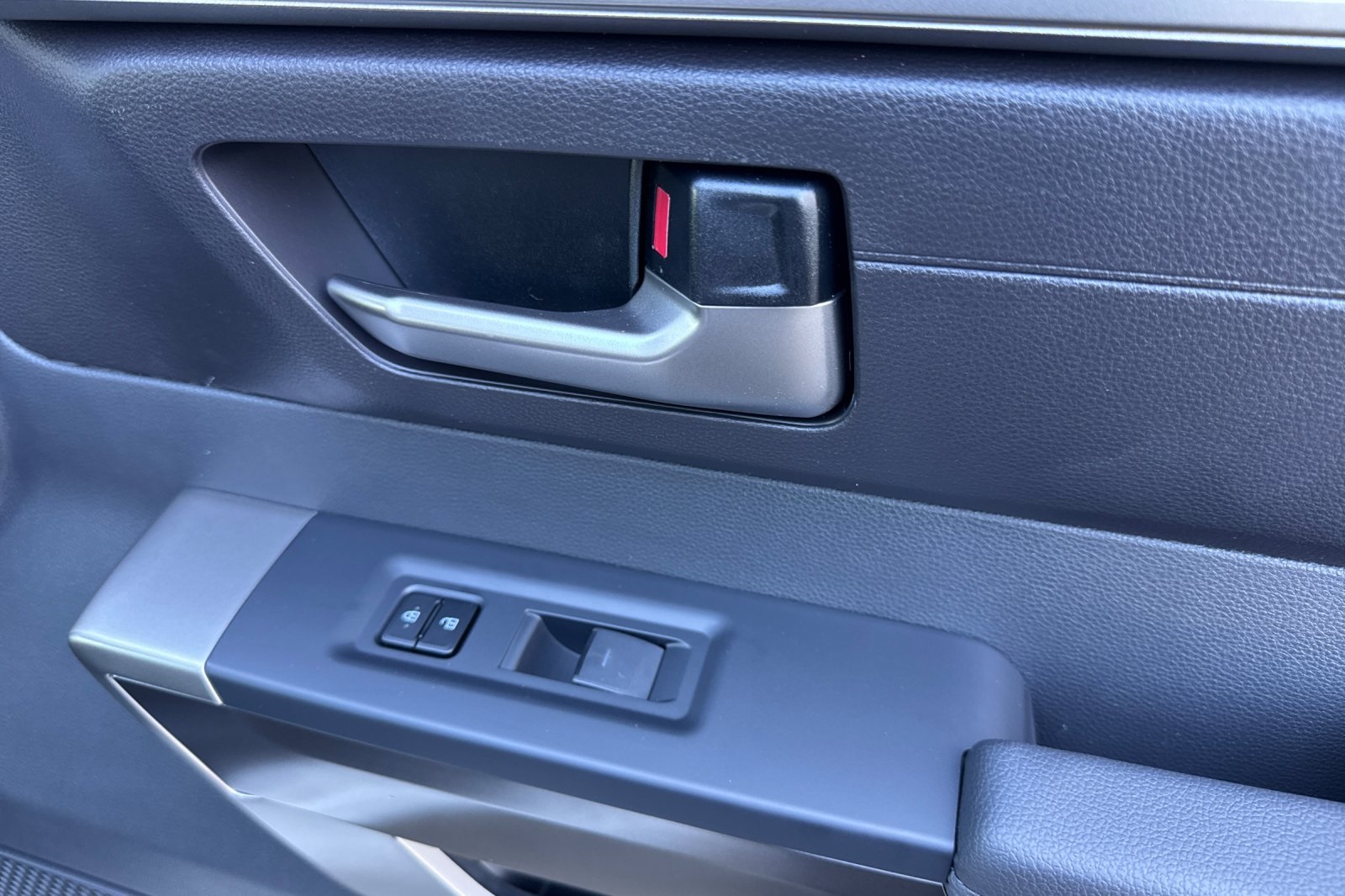 2025 Toyota Tundra SR5 CrewMax photo 18