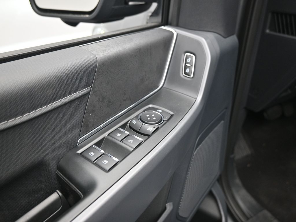 2025 Ford F-150 XLT photo 8