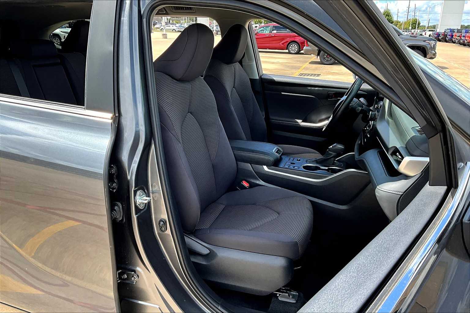 2024 Toyota Highlander LE photo 8
