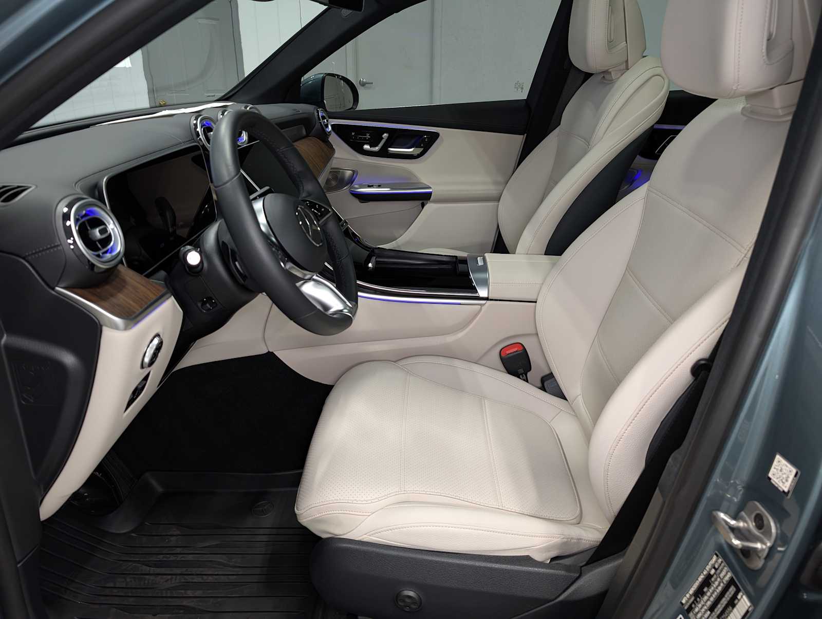 2025 Mercedes Benz GLC 300 4MATIC photo 4