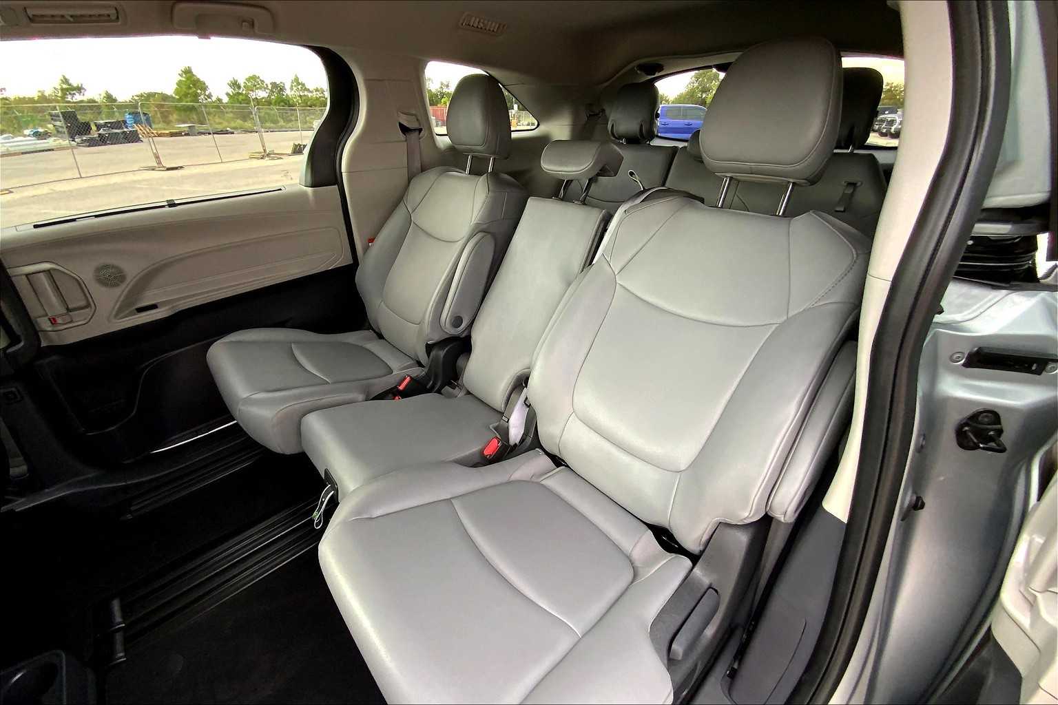 2024 Toyota Sienna XLE photo 19