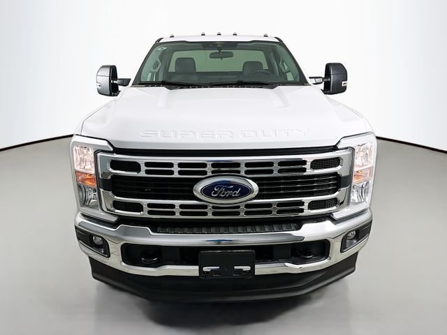 2025 Ford F-350 photo 2