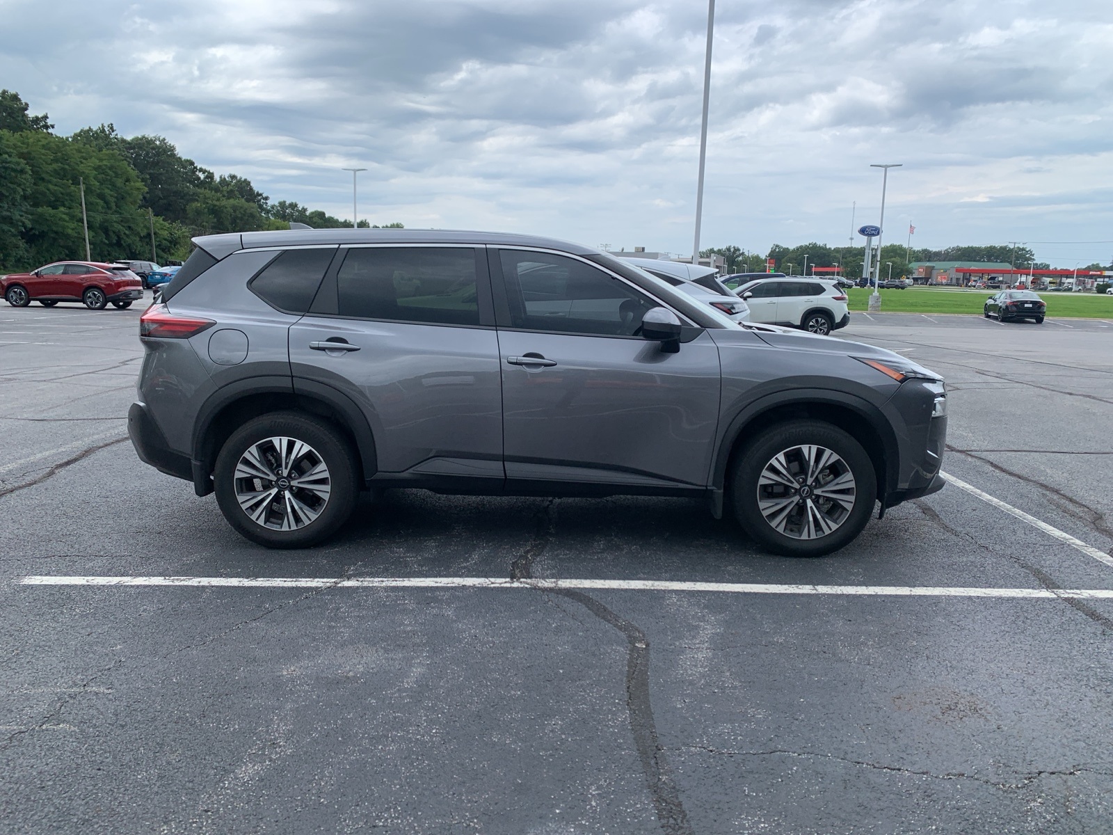 2023 Nissan Rogue SV photo 2