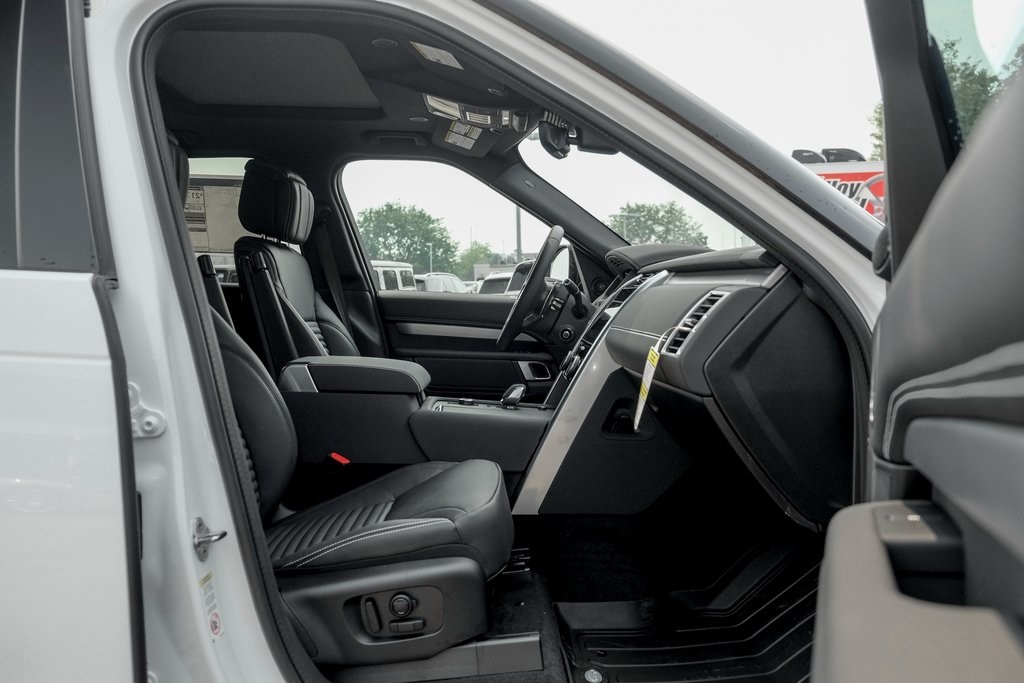 2025 Land Rover Discovery SE photo 18