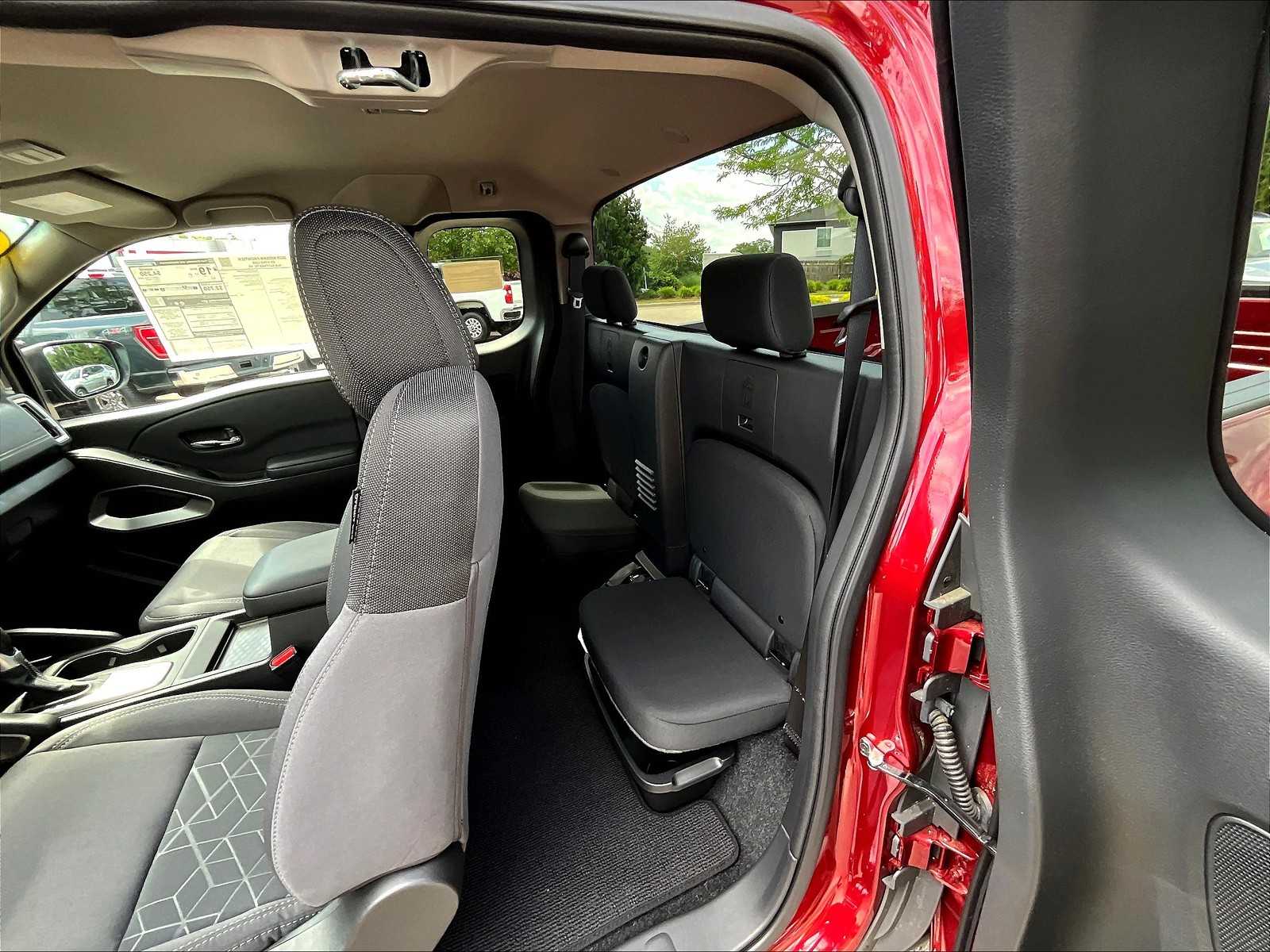 2025 Nissan Frontier SV photo 15