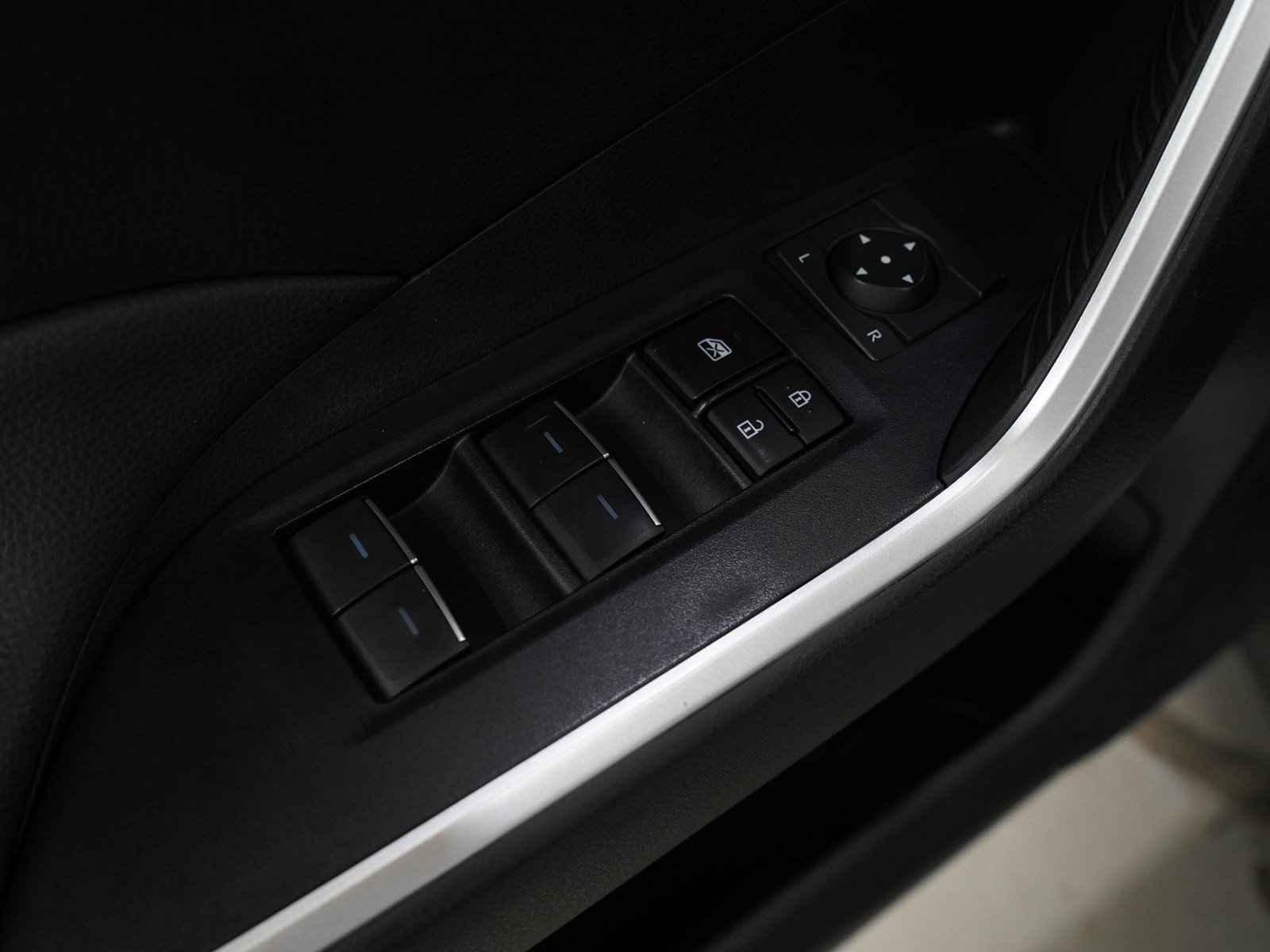 2024 Toyota RAV4 Hybrid SE photo 18