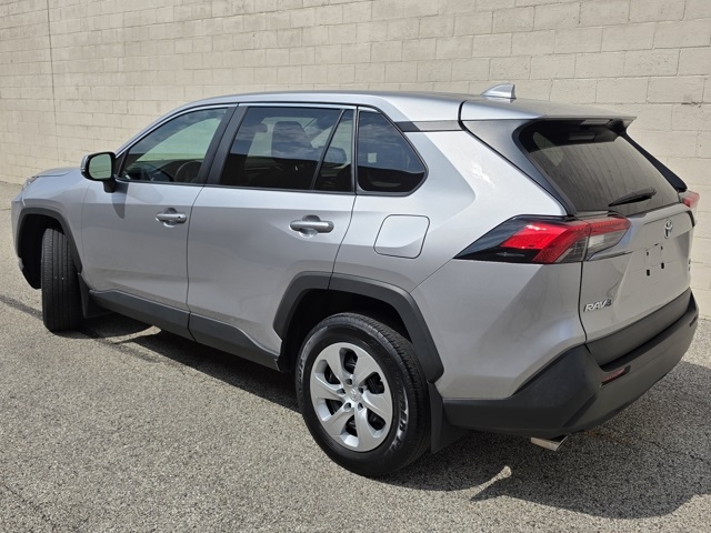 2022 Toyota RAV4 LE photo 2
