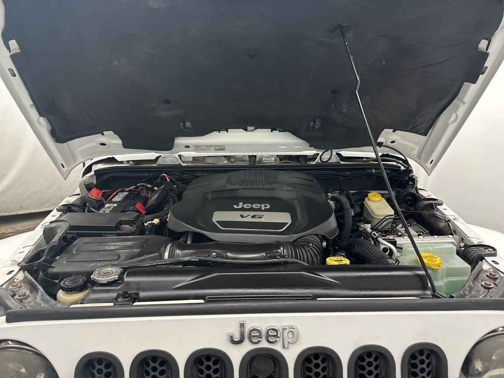 2014 Jeep Wrangler Unlimited Sahara photo 22