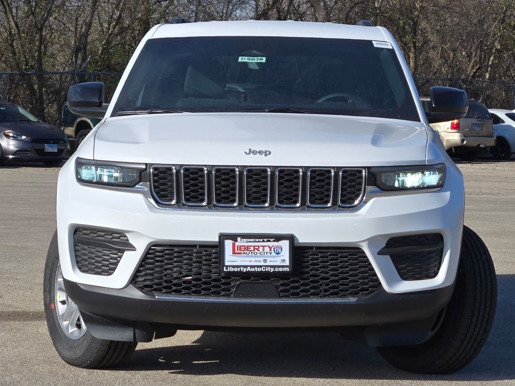 2025 Jeep Grand Cherokee Laredo photo 4