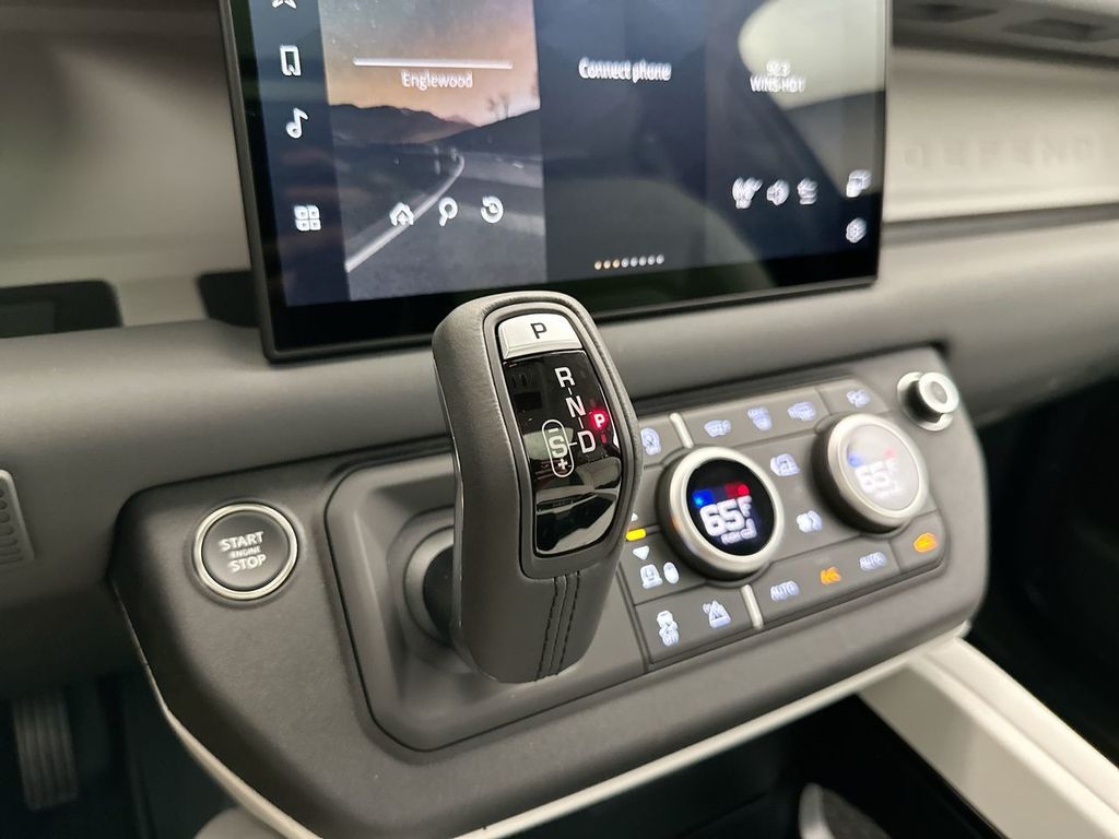 2025 Land Rover Defender 110 S photo 9