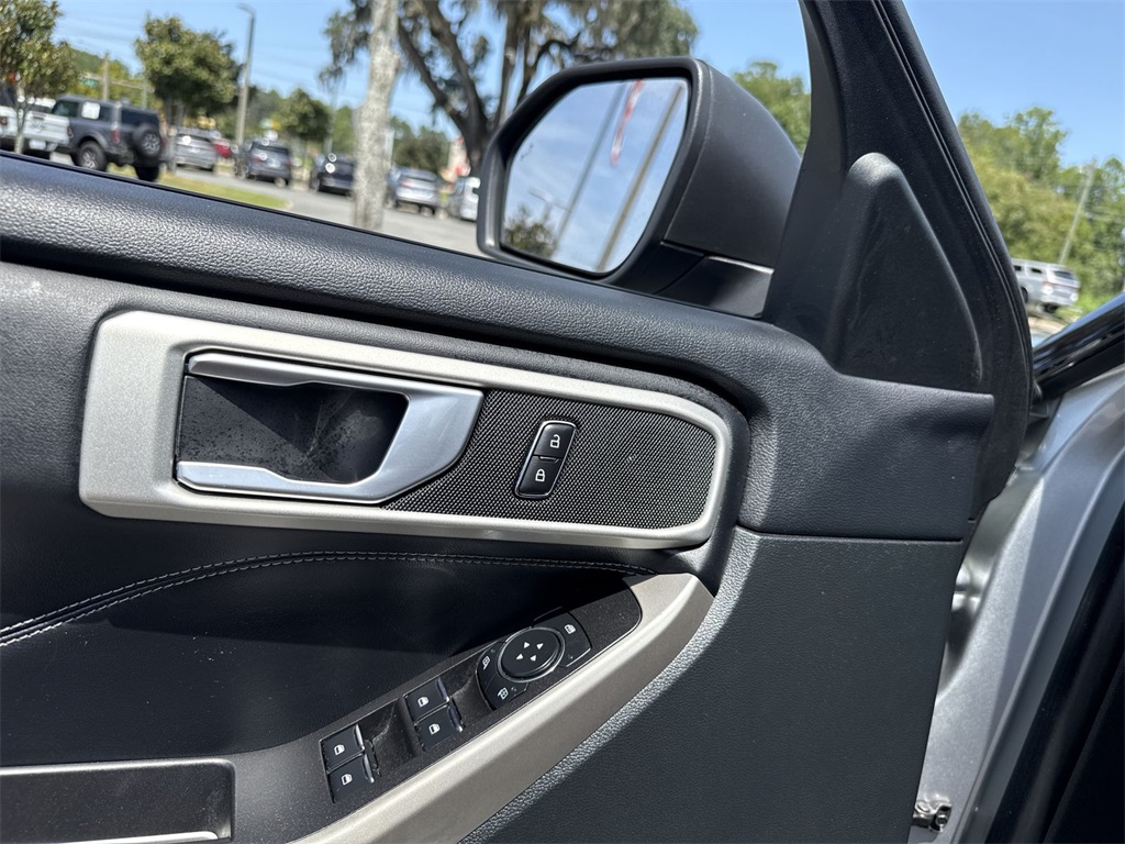 2023 Ford Explorer XLT photo 10