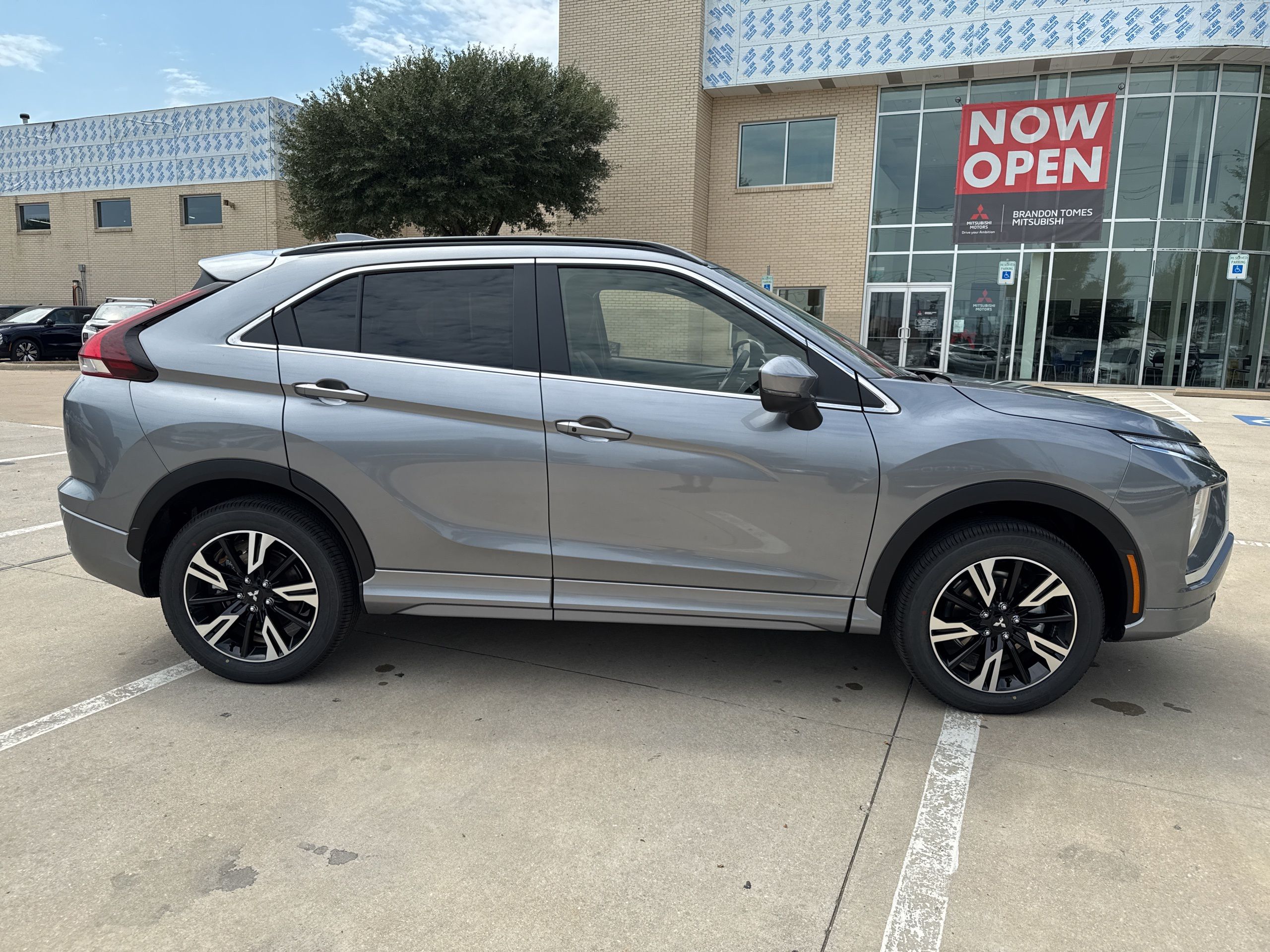 2026 Mitsubishi Eclipse Cross LE photo 2