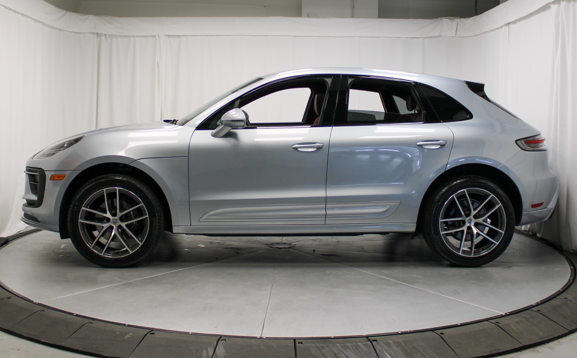 2025 Porsche Macan Base photo 2