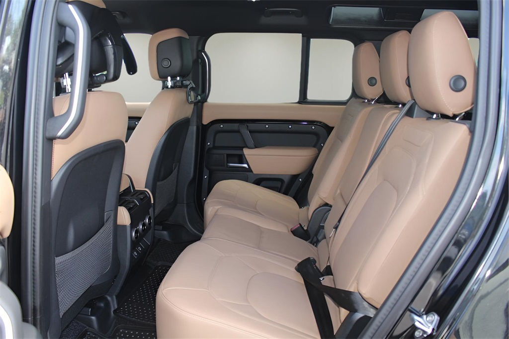 2025 Land Rover Defender 110 S photo 12