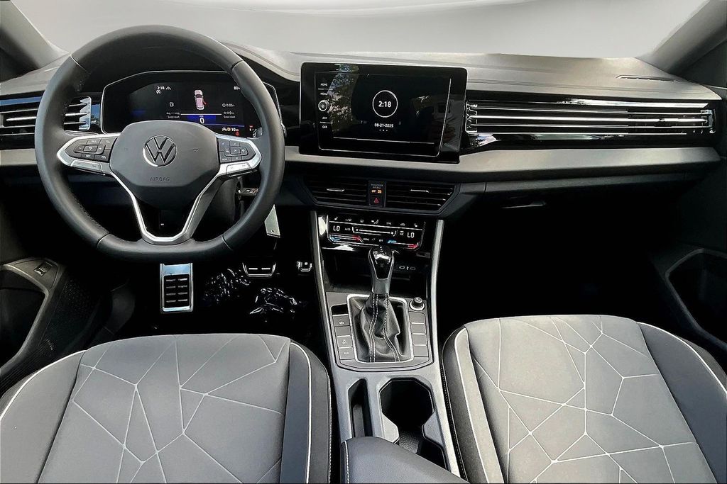 2025 Volkswagen Jetta 1.5T Sport photo 4