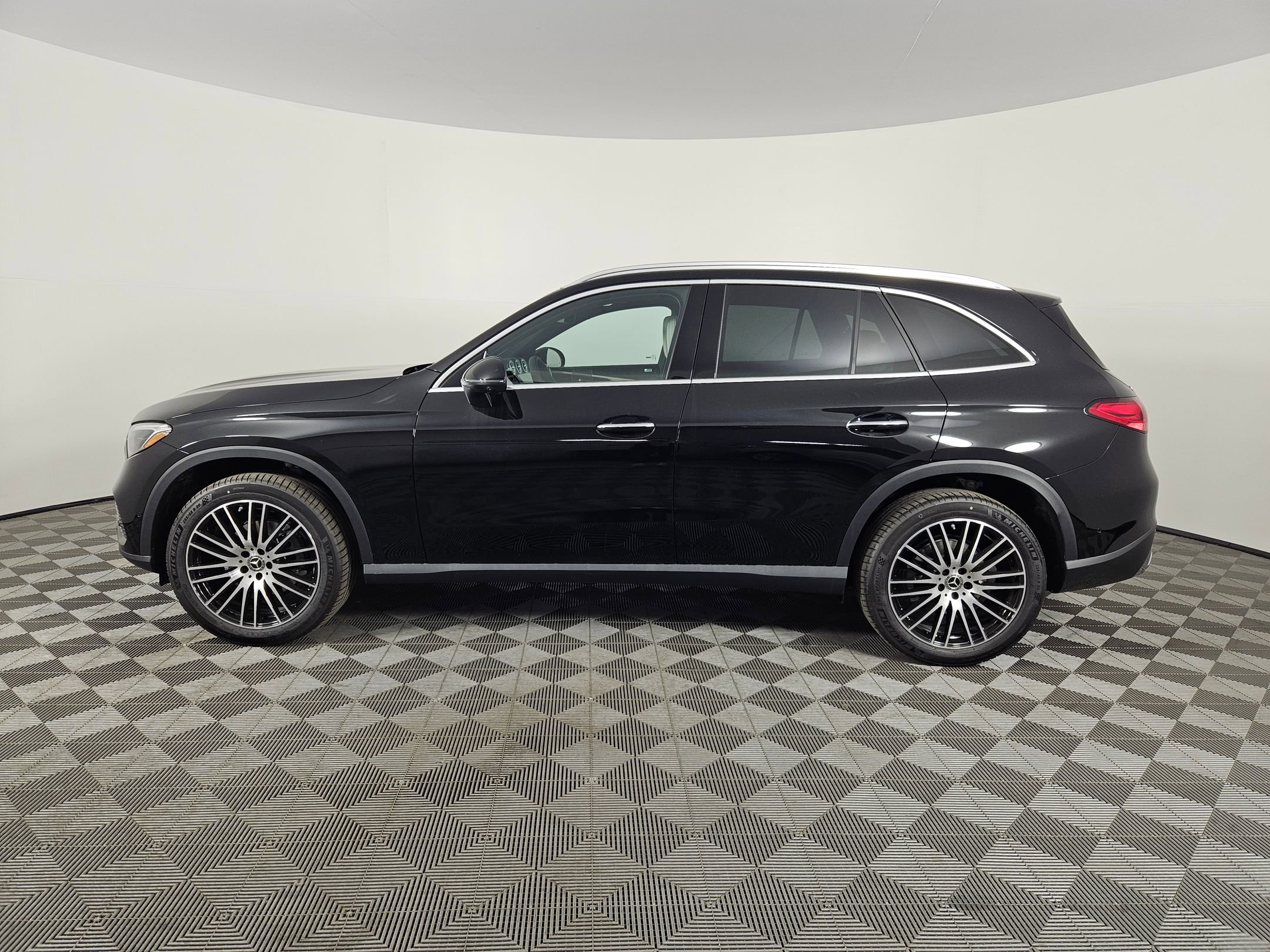 2025 Mercedes Benz GLC 300 4MATIC photo 2