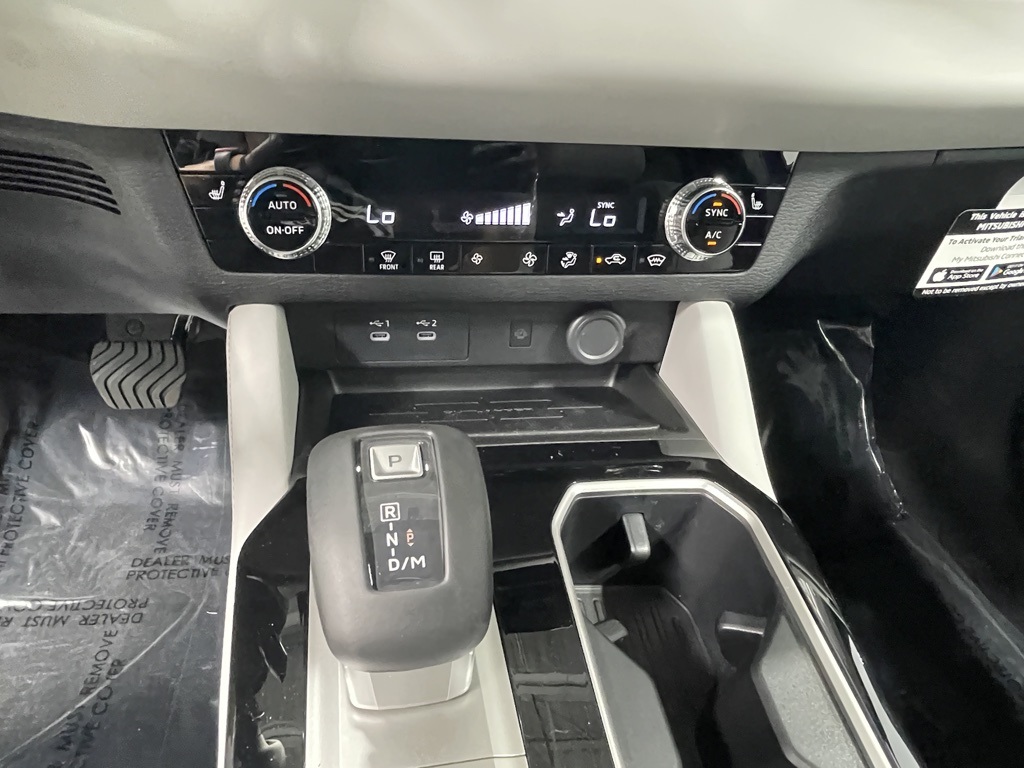 2025 Mitsubishi Outlander SE photo 11