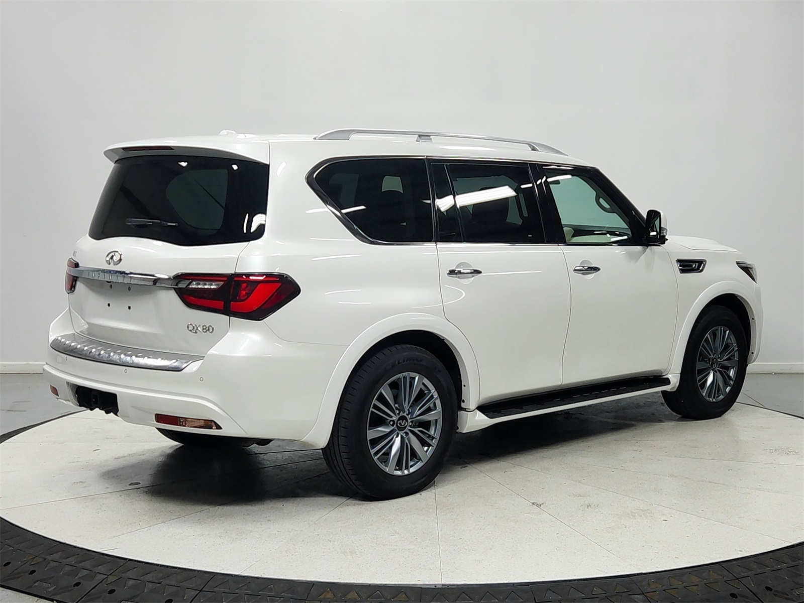 2023 Infiniti QX80 Luxe photo 5