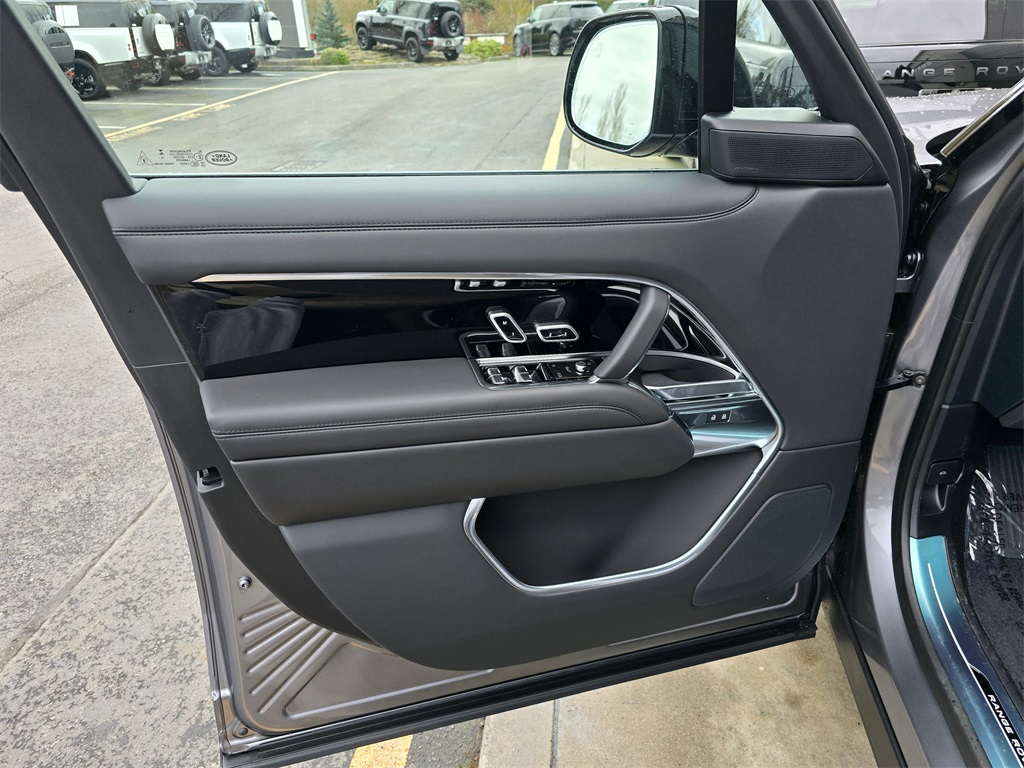2025 Land Rover Range Rover SE photo 17