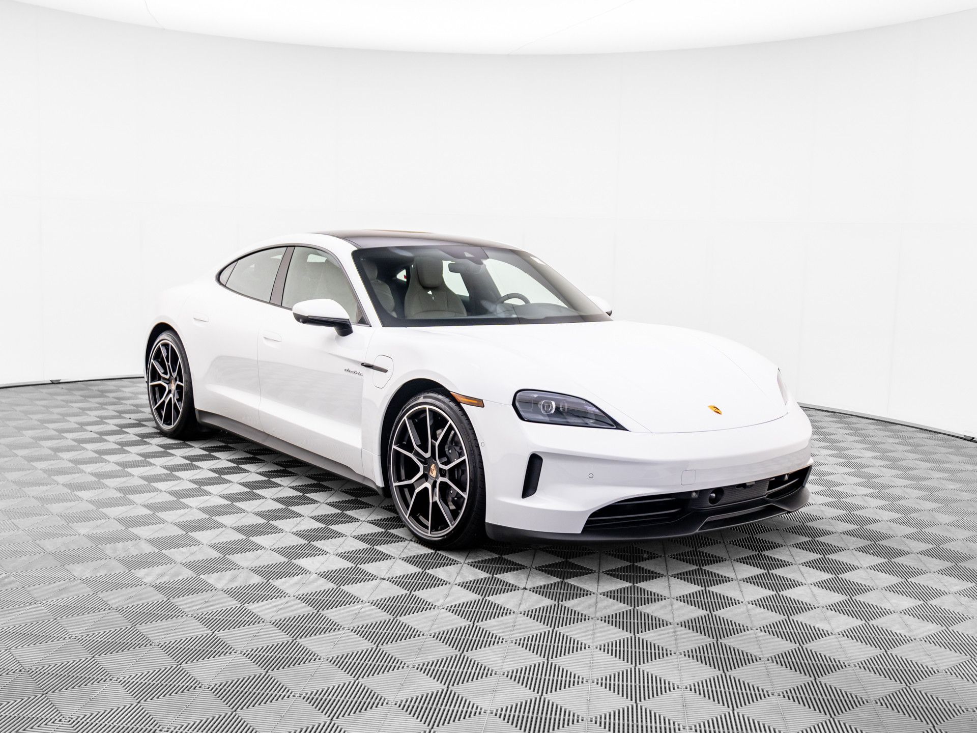 2025 Porsche Taycan 4 photo 4