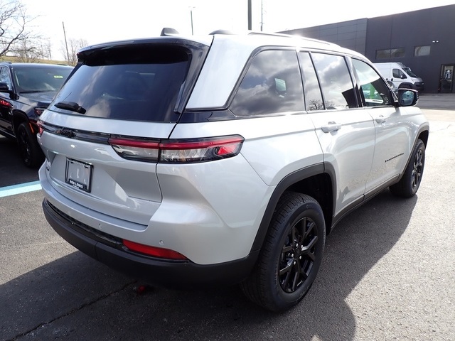 2025 Jeep Grand Cherokee Altitude photo 3