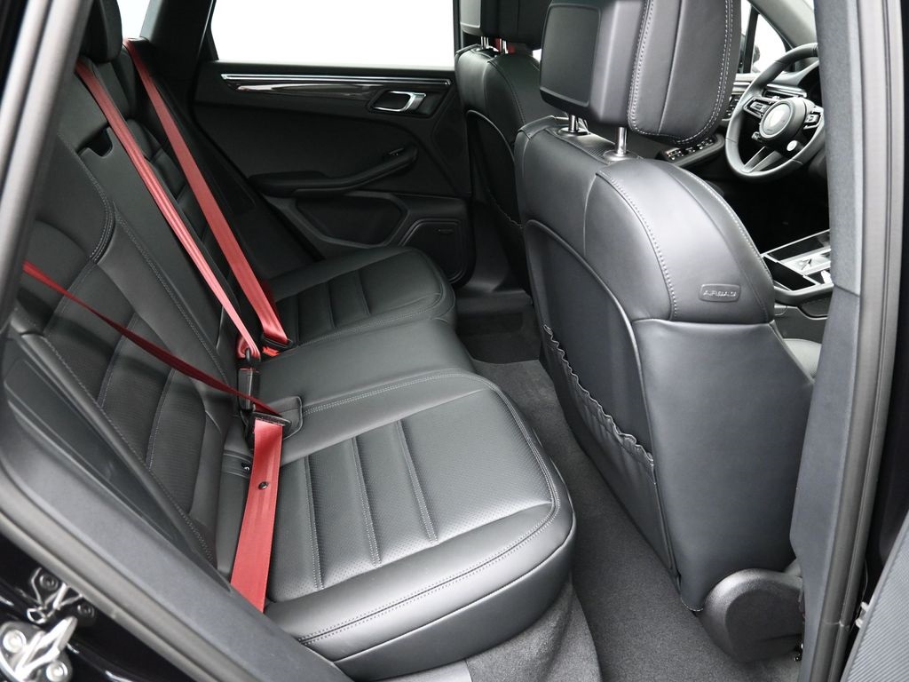 2026 Porsche Macan S photo 10