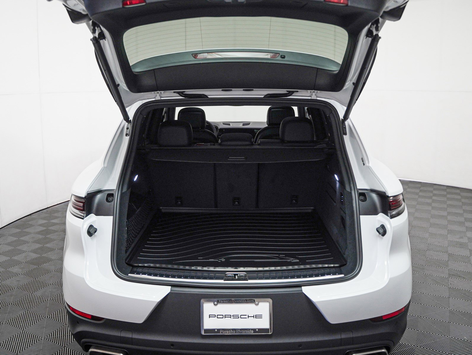 2025 Porsche Cayenne photo 27