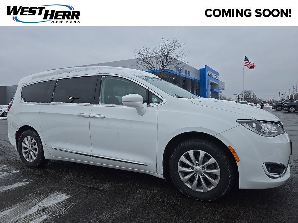 2019 Chrysler Pacifica Touring L's photo