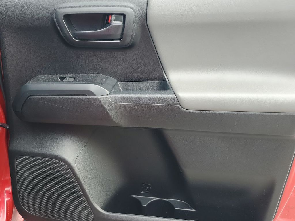 2022 Toyota Tacoma SR5 photo 33