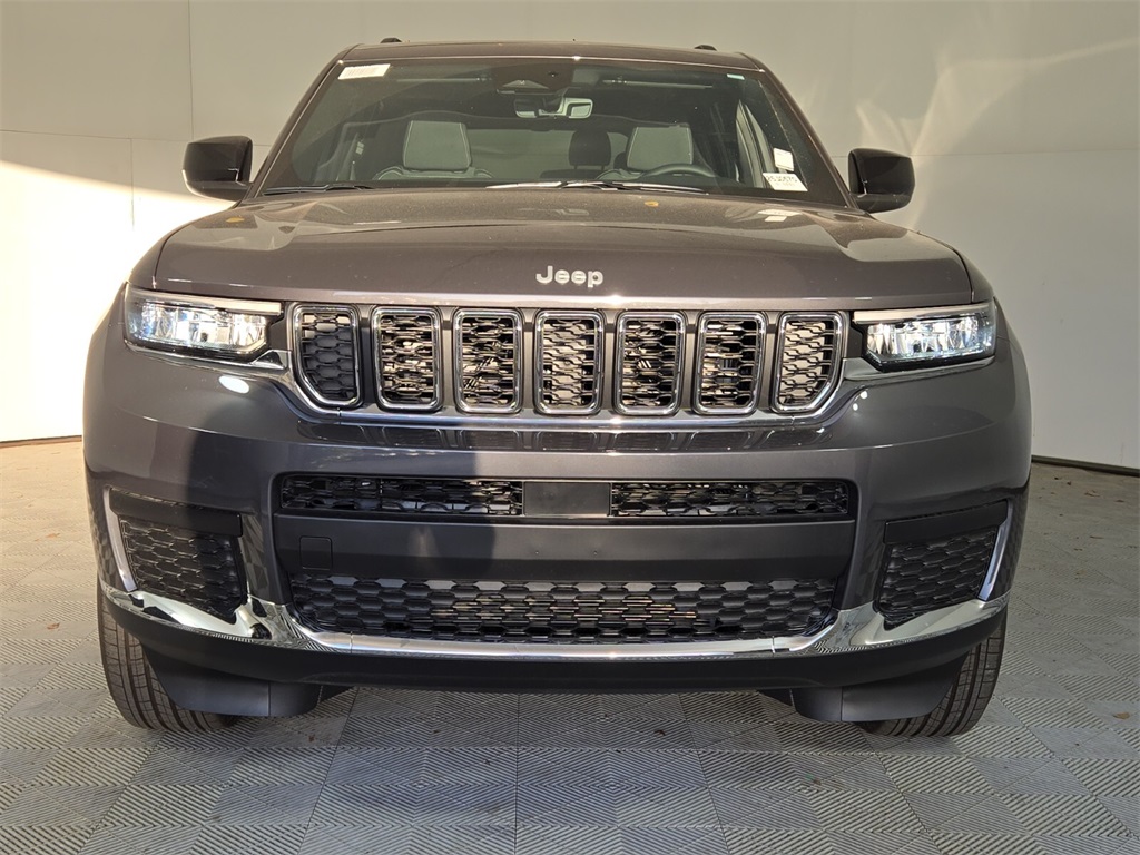 2025 Jeep Grand Cherokee Laredo photo 3