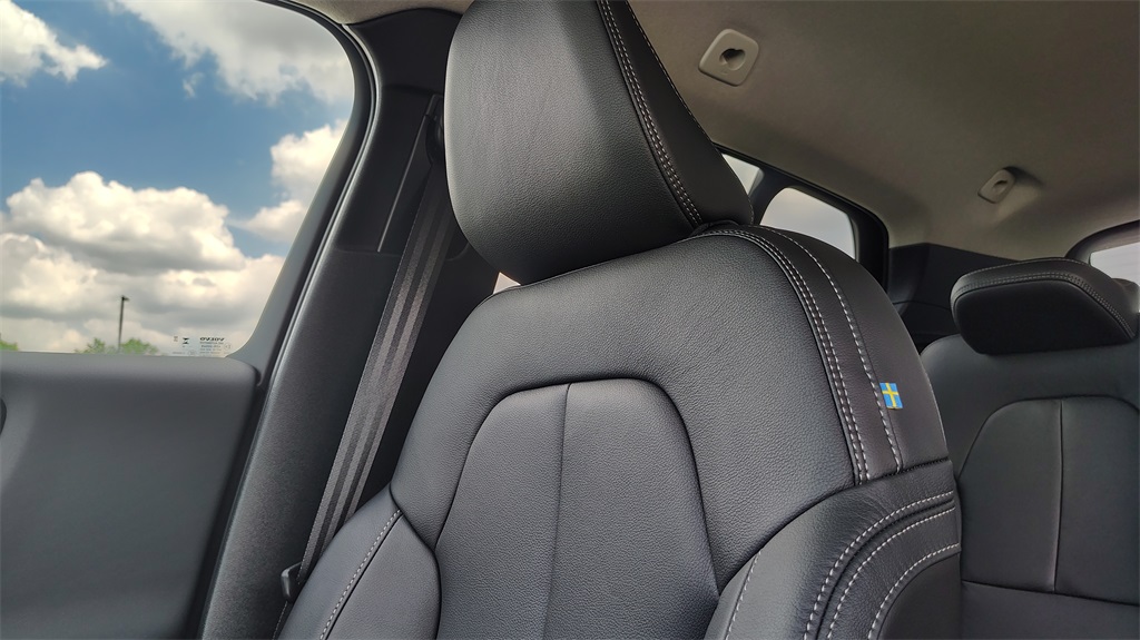 2026 Volvo XC40 Core photo 23