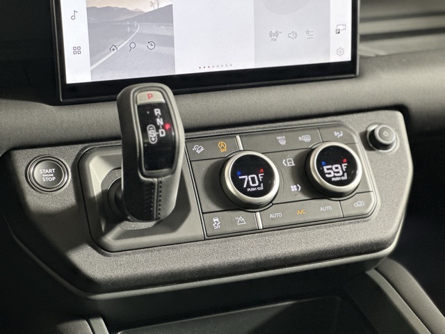 2025 Land Rover Defender 110 S photo 29
