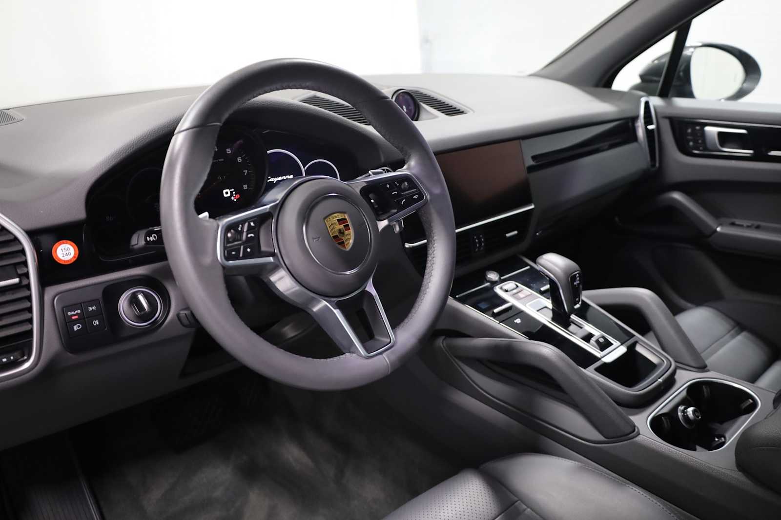 2022 Porsche Cayenne Base photo 3