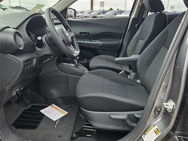 2025 Nissan Kicks Play S photo 2