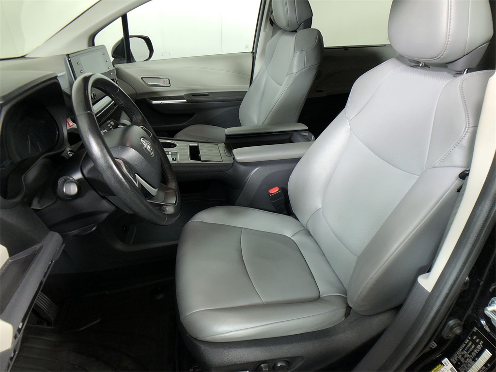 2024 Toyota Sienna XLE photo 21