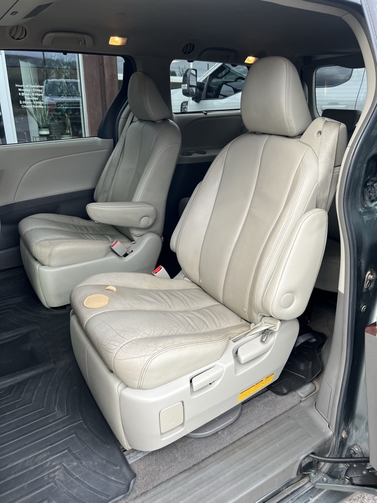 2014 Toyota Sienna photo 15