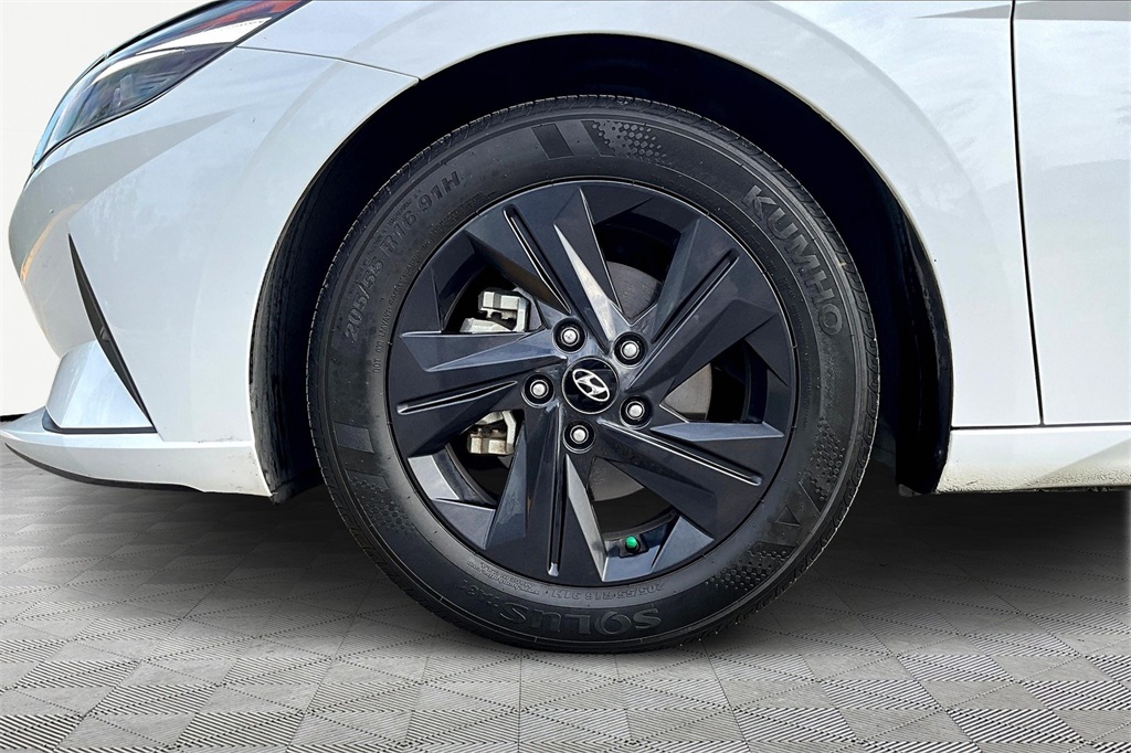 2022 Hyundai Elantra SEL photo 8